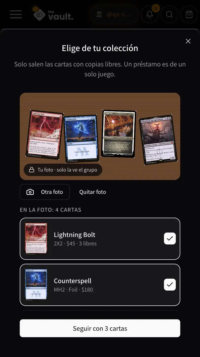 Prestar por foto: la foto con Lightning Bolt, Counterspell, Land Tax y Sheoldred, y debajo las cartas reconocidas en la bóveda, marcadas para prestar